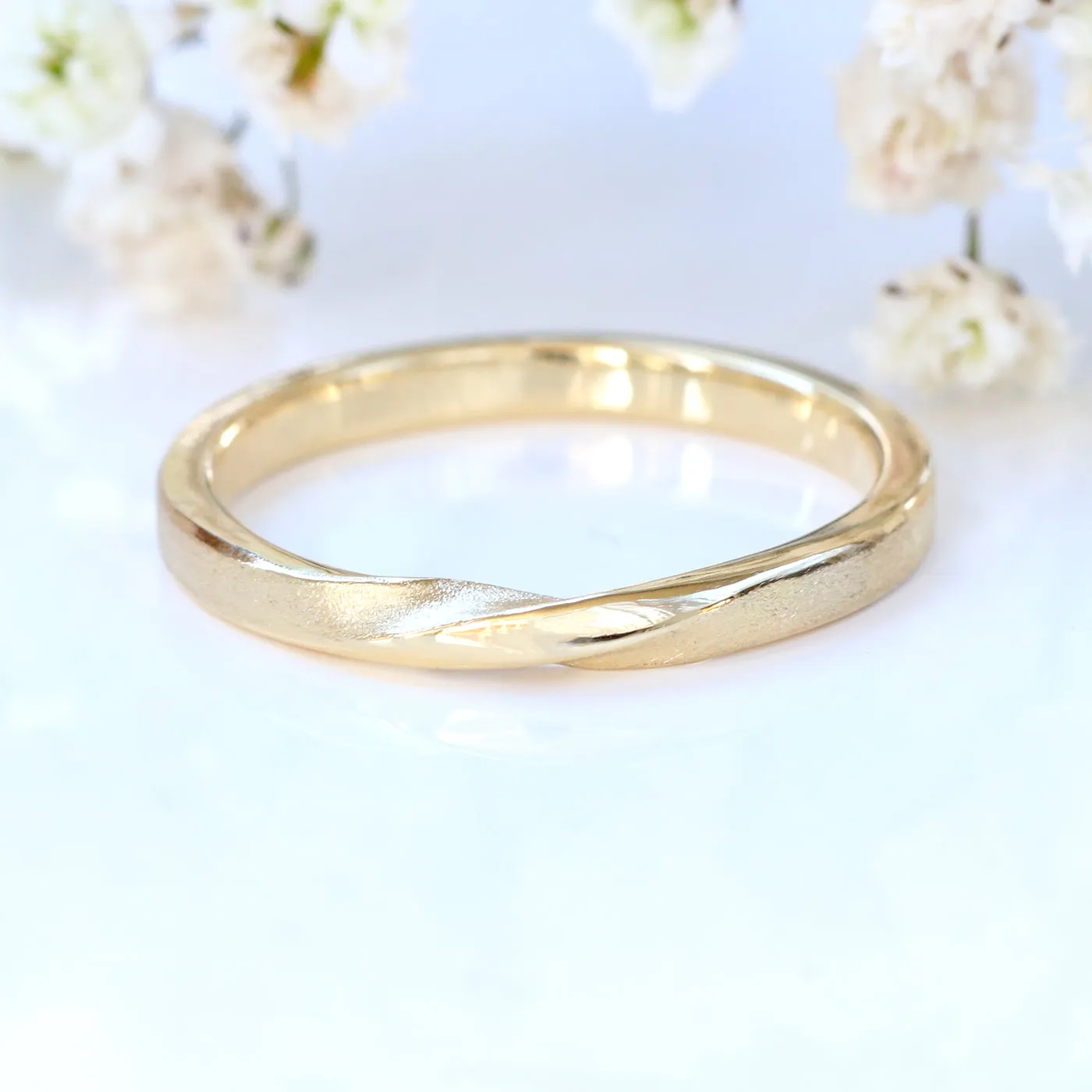 18ct Gold Slim 2mm Spun Silk Ribbon Twist Wedding Ring