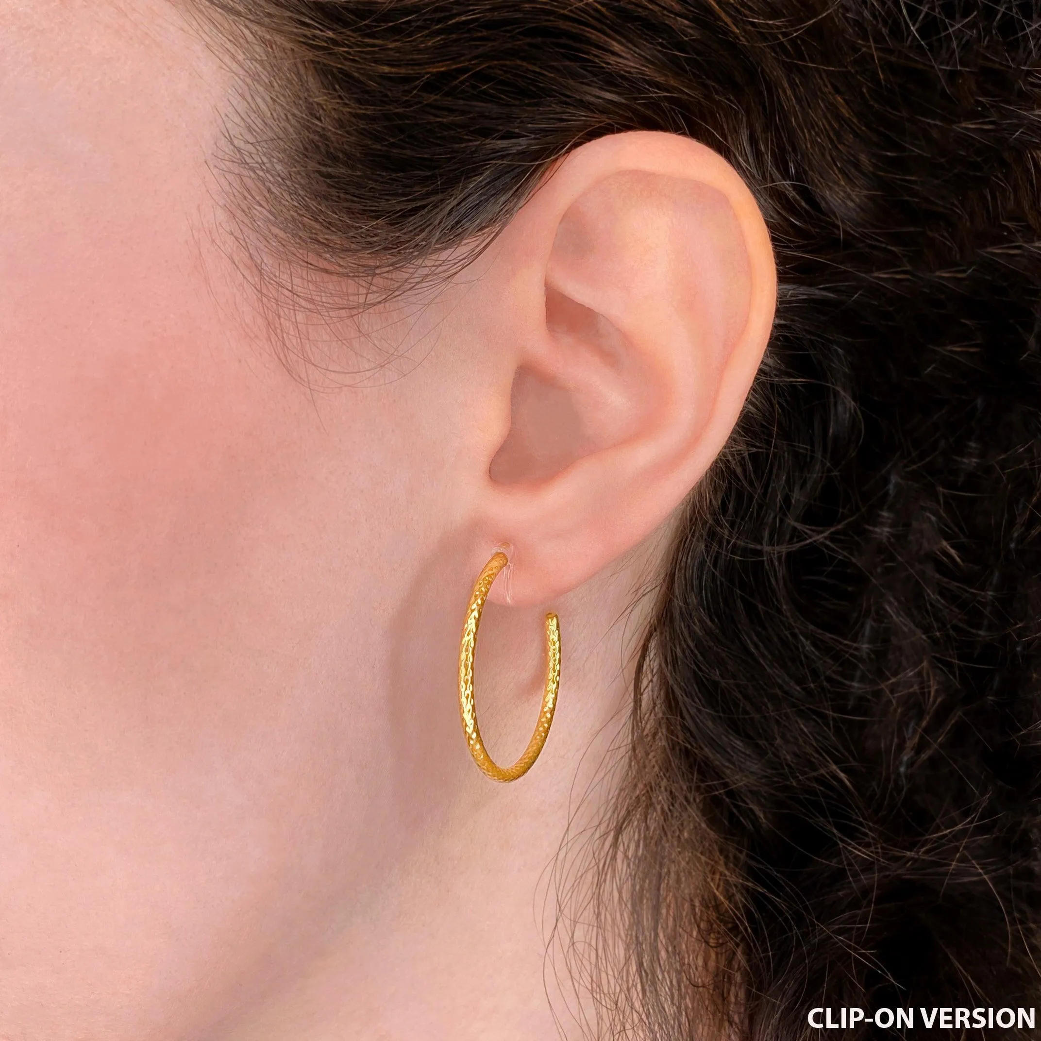 MEDIUM TEXTURED HOOP EARRINGS IN GOLD