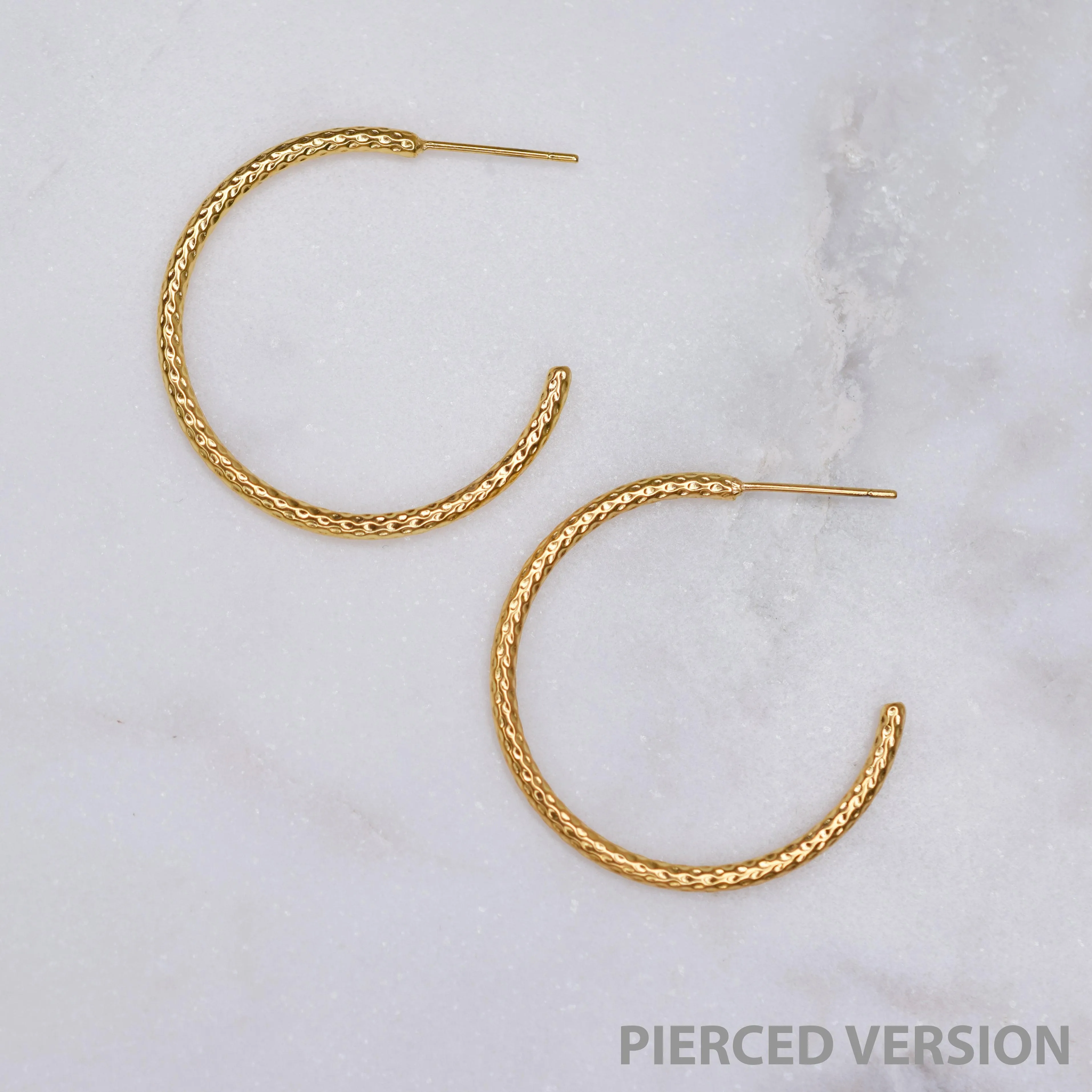 MEDIUM TEXTURED HOOP EARRINGS IN GOLD